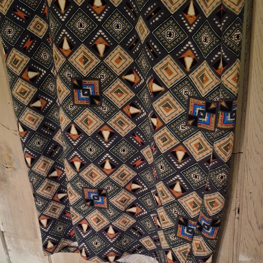 Stretchy Skirt With Aztec Pattern - Picture 4 of 9